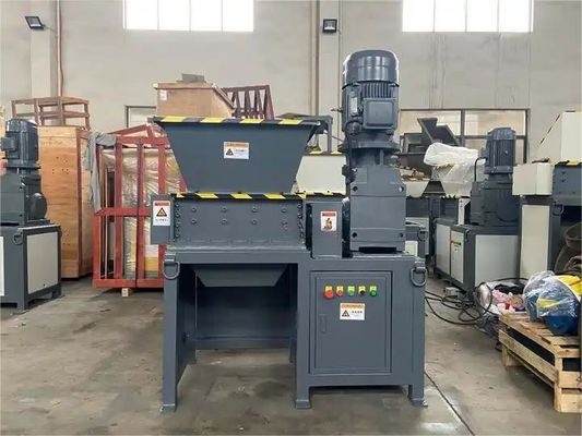Kleine machine voor het versnipperen van schuim van textielstoffen