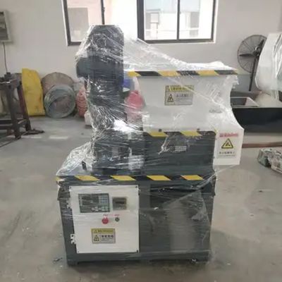 Machine voor het versnipperen van schroothout